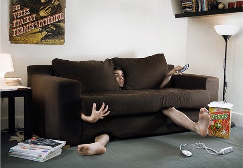Человек на диване