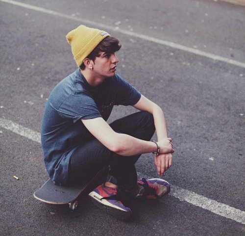 Парни со скейтами