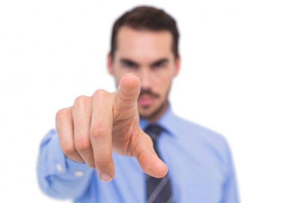 Показывает пальцем в камеру