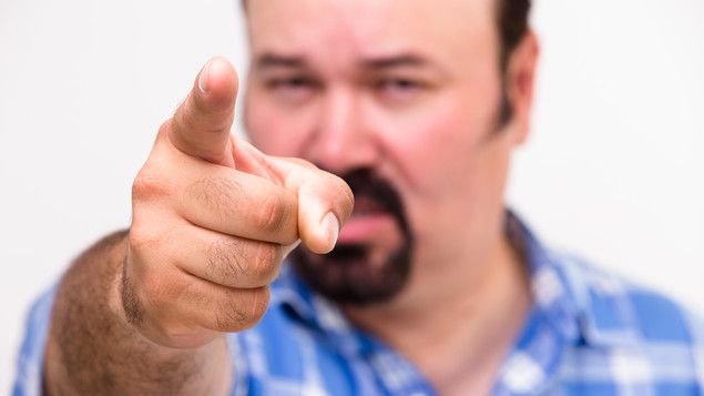 Мужчина показывает пальцем в экран