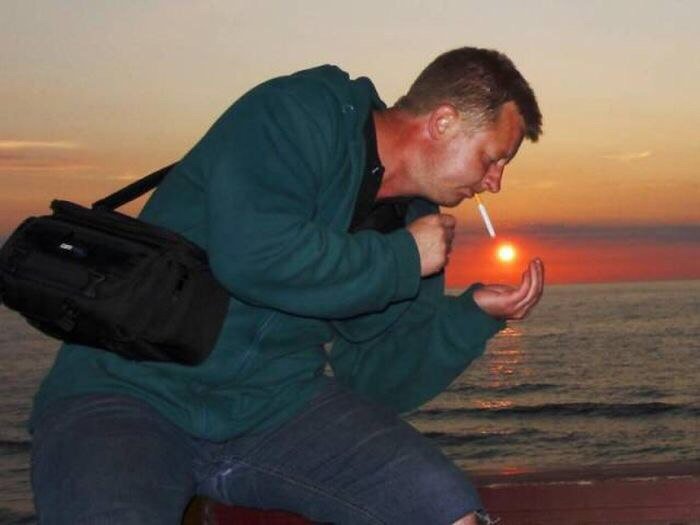 Мужик держит солнце