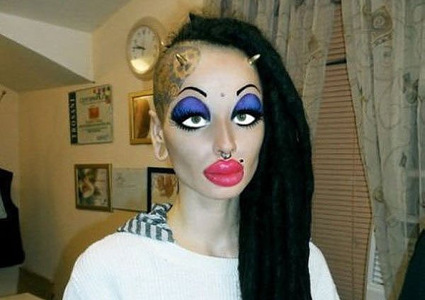 Накрашенная девушка