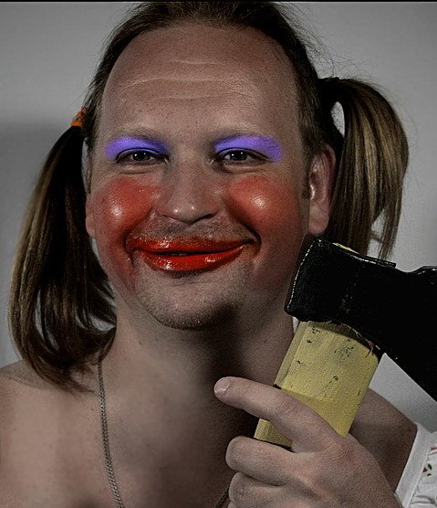 Накрашенный мужчина