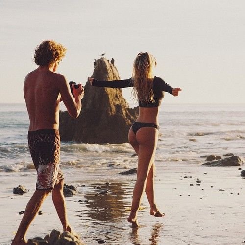 Парень и девушка на пляже