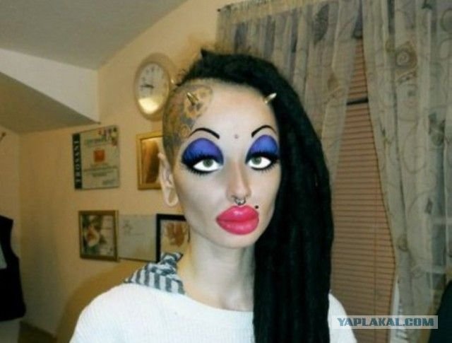 Накрашенная девушка