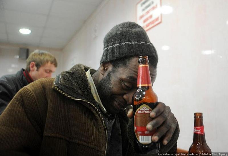 Негр с водкой