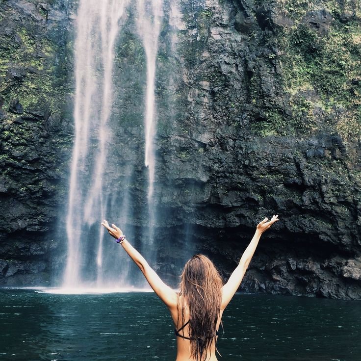 Девушка спиной водопад