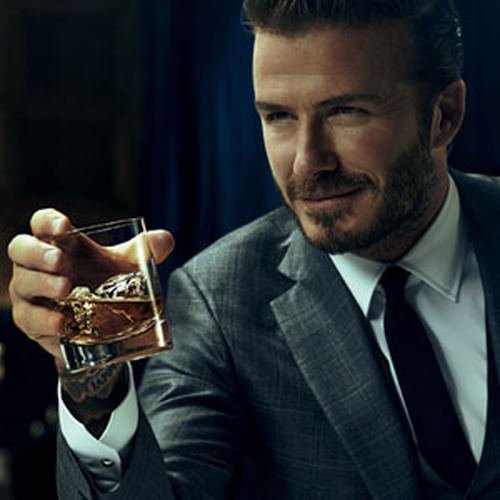 Человек с бокалом виски