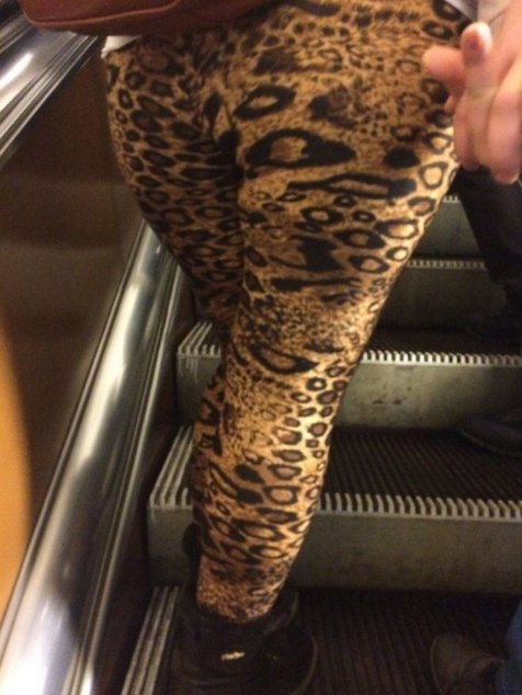 Баба в леопардовых лосинах