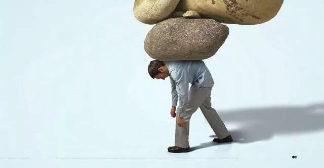 Человек поднимает камень