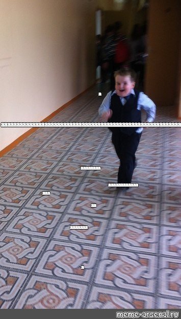 Школьник бежит по коридору