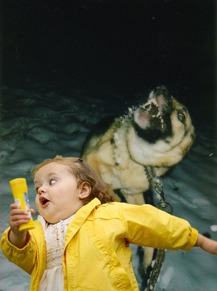 Девочка убегает Мем