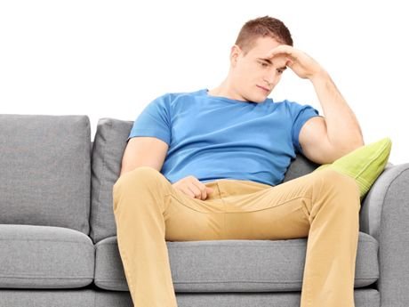 Человек сидит на диване