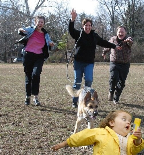 Девочка убегает