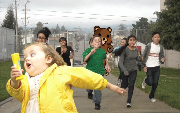 Толстая девочка убегает