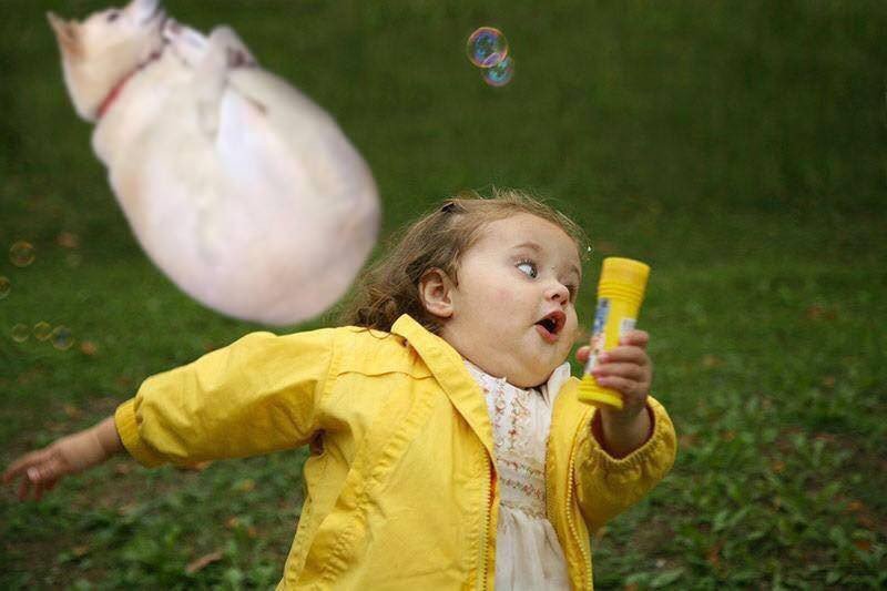 Девочка убегает