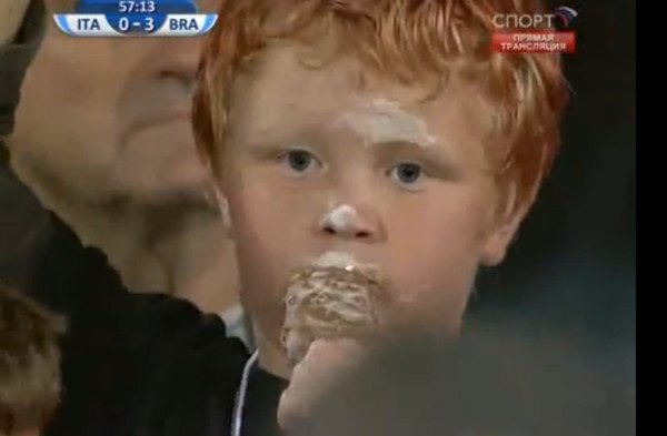 Рыжий мальчик с мороженым