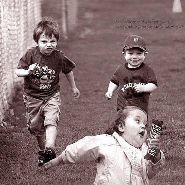 Девочка убегает со Сникерсом