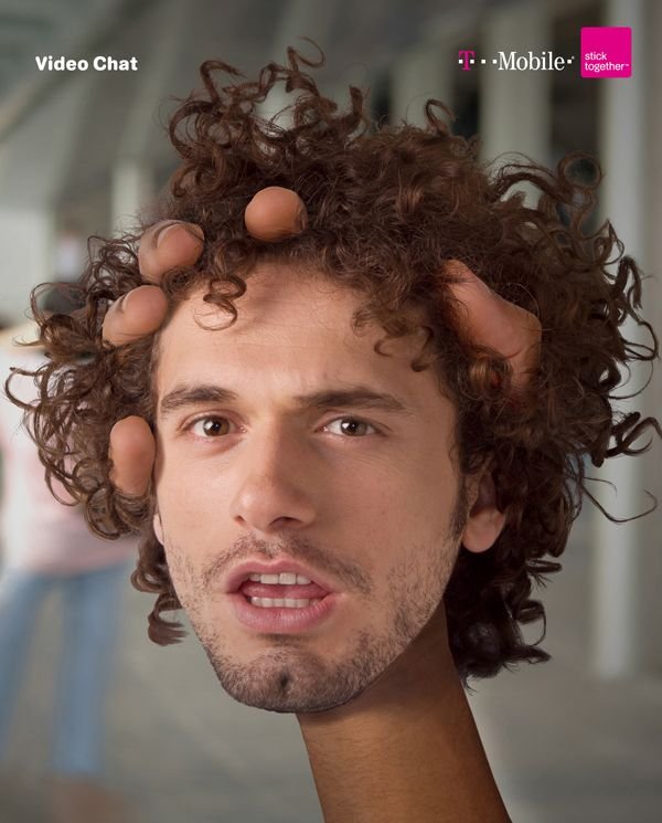 Смешной кудрявый парень