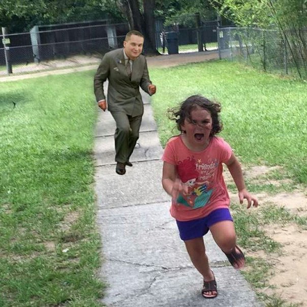 Смешная убегающая девочка