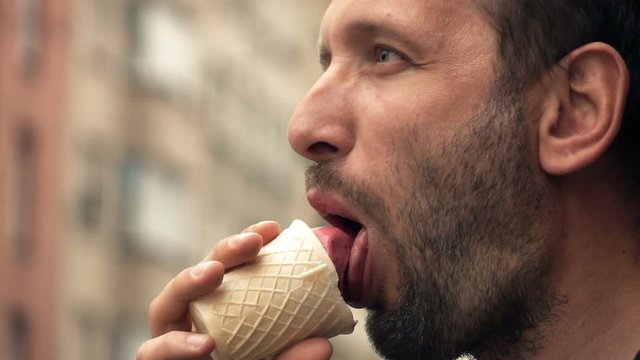 Мороженое в руках мужчины