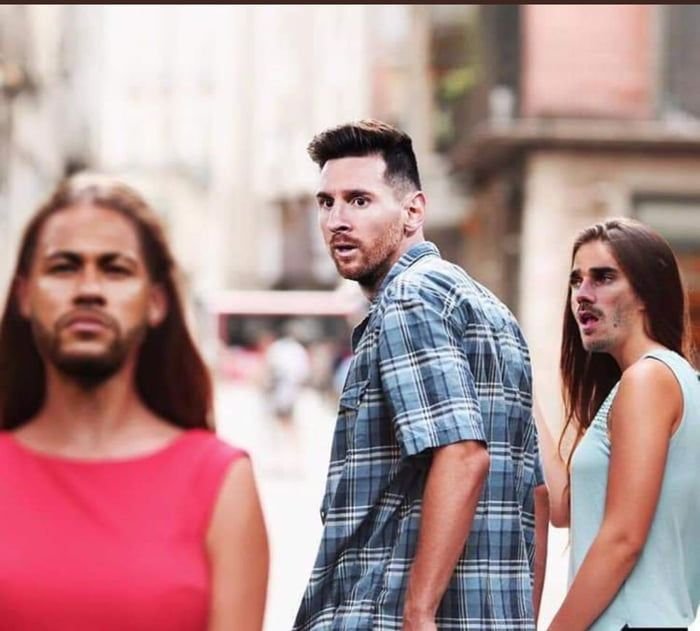 Мем оборачивается на девушку