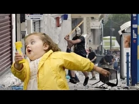 Смешная убегающая девочка