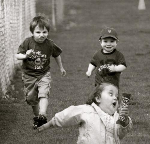 Девочка убегает от мальчика