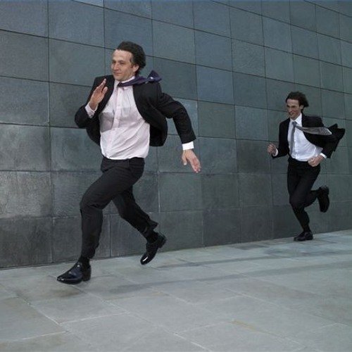 Парень убегает