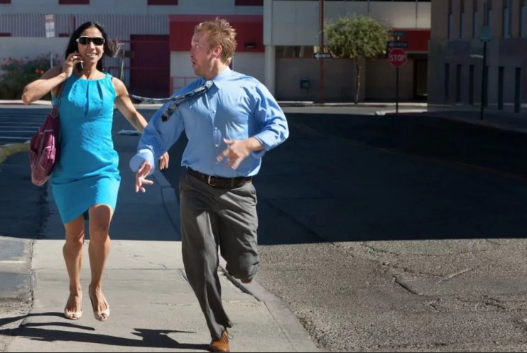 Мужчина бежит за женщиной