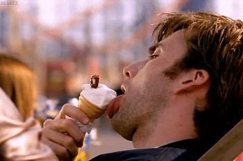 Парень облизывает мороженое