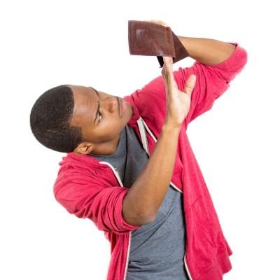 Мужчина с пустым кошельком