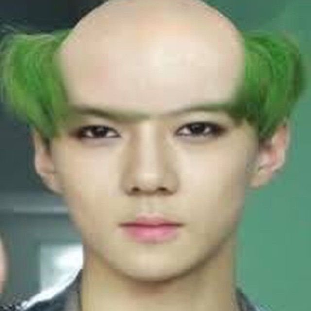 Парень с зелеными волосами