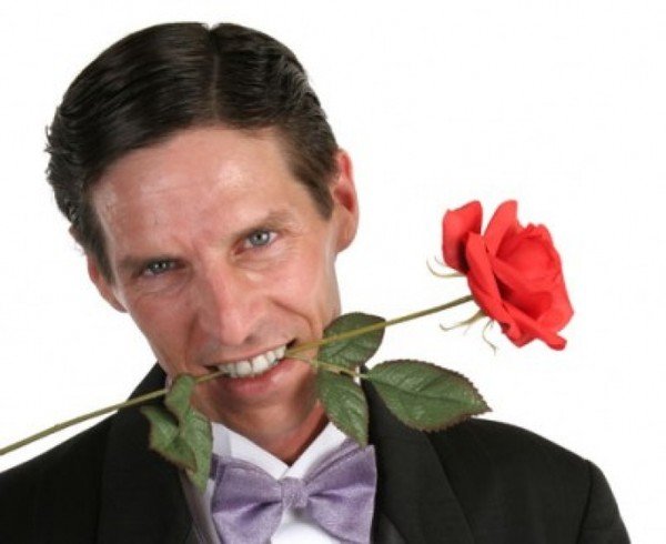 Мужик с розой в зубах