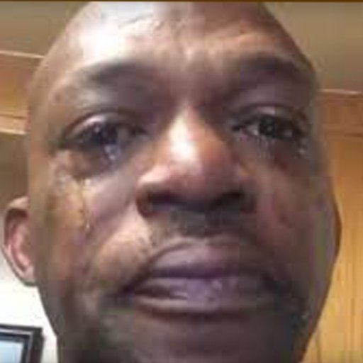 Мальчик негр плачет