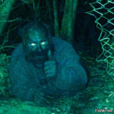 Чëрный бомж показывает лайк