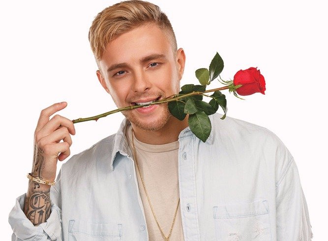 Мужик с розой в зубах