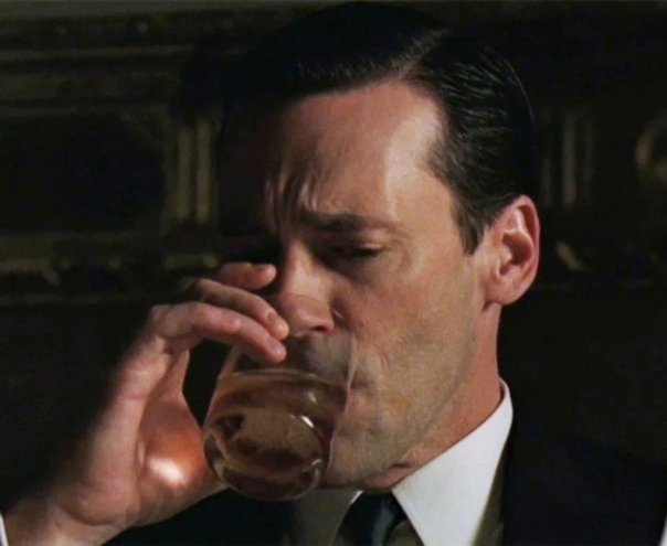 Джон Хэмм с виски