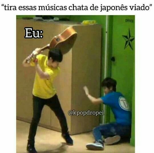 Мем чел с гитарой замахивается