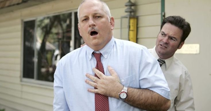 Парень хватается за сердце