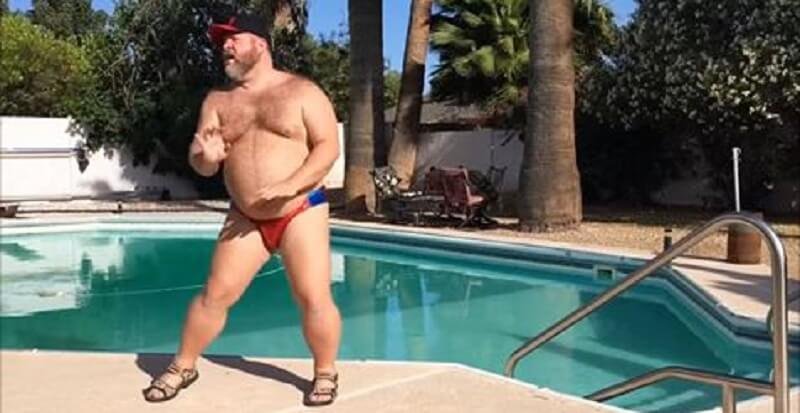 Толстая в бассейне