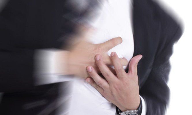Человек хватается за сердце