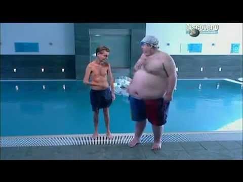 Толстый мужик в бассейне