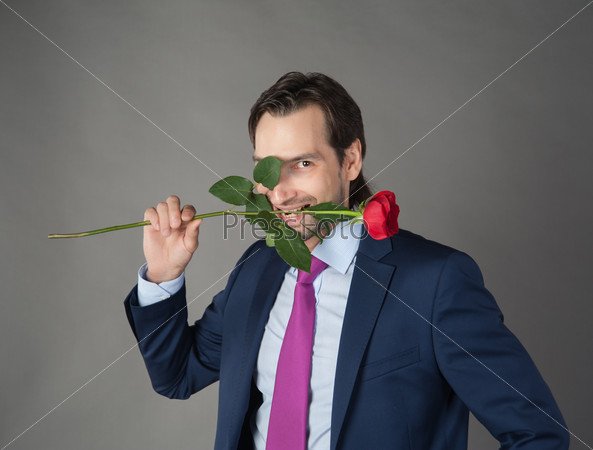 Парень с цветами в зубах