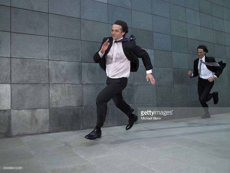 Парень убегает