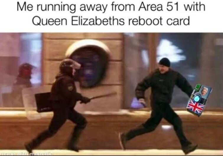 Человек бежит от летающего человека