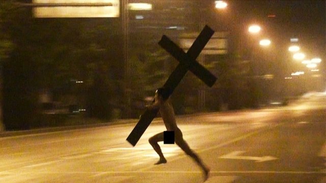 Мужчина Бегущий с крестом