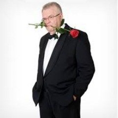 Мужик с розой во рту