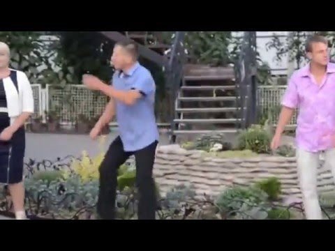 Парень зажигает на свадьбе