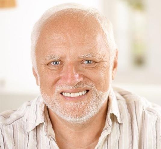 Гарольд улыбается